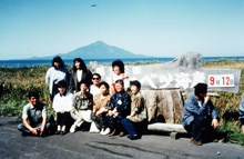 稚咲内の海岸から利尻富士を望む